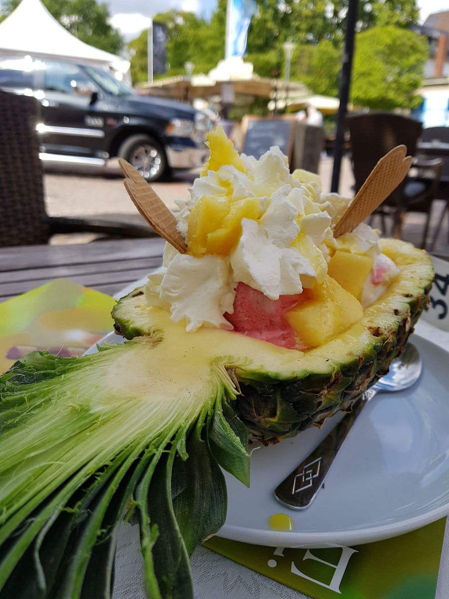 mit Eis und Obst gefüllte Ananas des Café auf der Deele