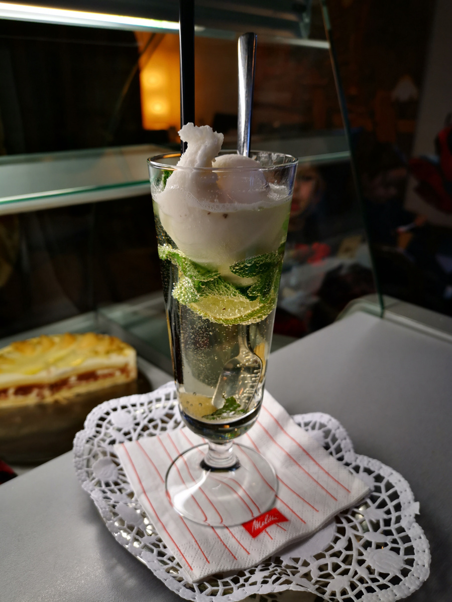 Prosecco mit Eis des Café auf der Deele